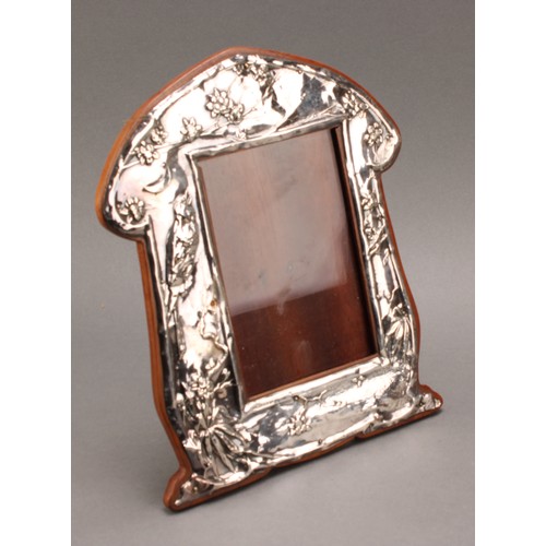 147 - A pair of Art Nouveau period silver easel photograph frames, embossed in the Aesthetic Movement tast... 