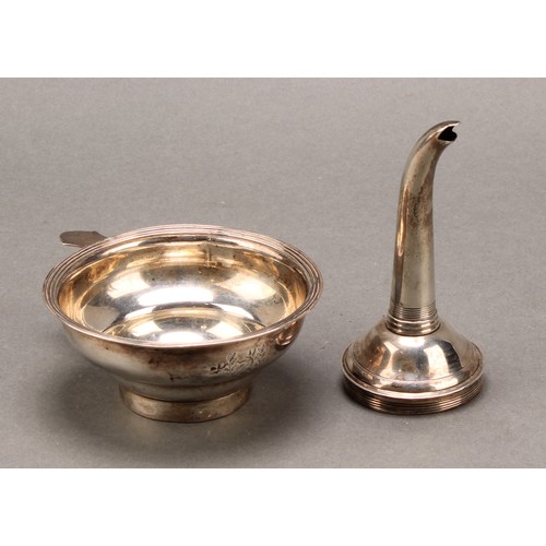 347 - A George III silver wine funnel, ogee bowl, reeded borders, 13cm long, maker EM, London 1804, 76g