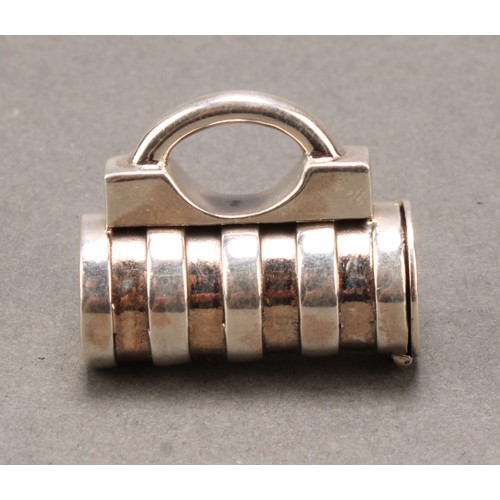 424 - A sterling silver novelty vesta case, as a padlock, 3.5cm wide