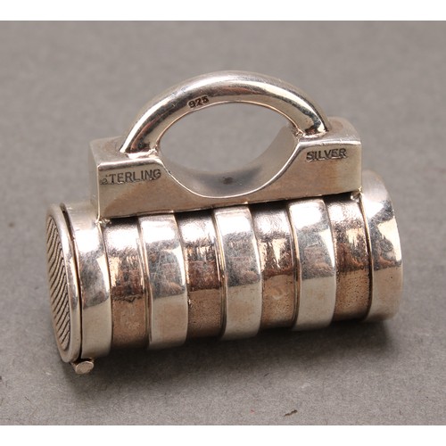 424 - A sterling silver novelty vesta case, as a padlock, 3.5cm wide