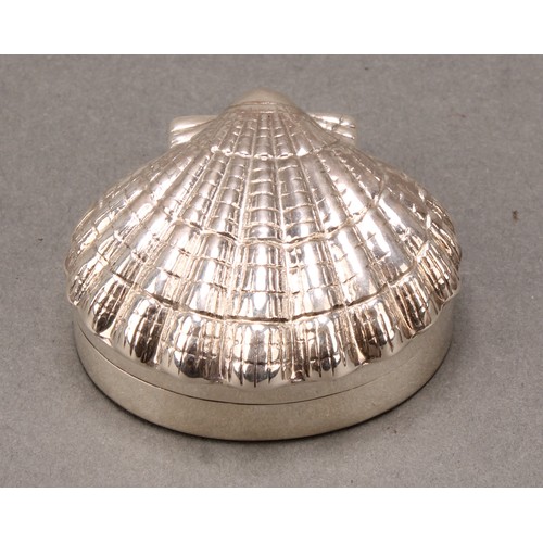 421 - A sterling silver novelty pill or snuff box, as a scallop shell, 5cm wide