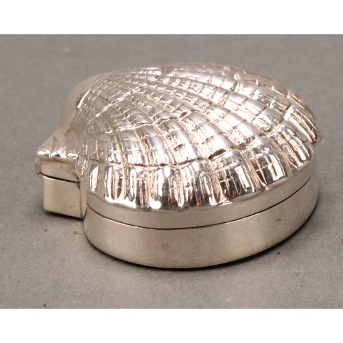 421 - A sterling silver novelty pill or snuff box, as a scallop shell, 5cm wide