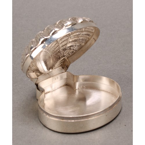 421 - A sterling silver novelty pill or snuff box, as a scallop shell, 5cm wide