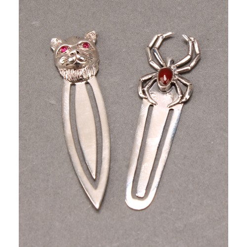 418 - A sterling silver novelty bookmark, as a cat, ruby eyes, 58cm long; another, as a spider (2)