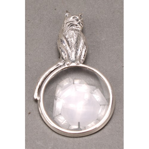 419 - A sterling silver novelty magnifying glass, as a cat, 5.5cm long