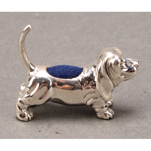 422 - A sterling silver novelty pin cushion, as a basset hound, 4cm long