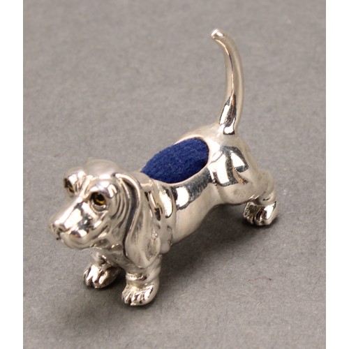 422 - A sterling silver novelty pin cushion, as a basset hound, 4cm long