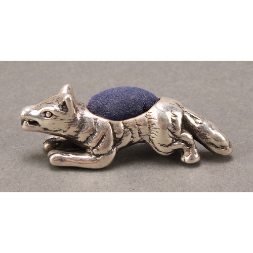 423 - A sterling silver novelty pin cushion, as a fox, 5.5cm long