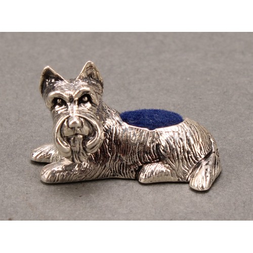 427 - A sterling silver novelty, as a West Highland Terrier, 3.5cm long