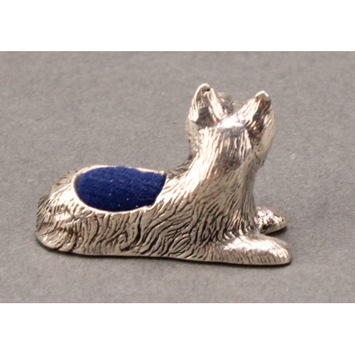 427 - A sterling silver novelty, as a West Highland Terrier, 3.5cm long