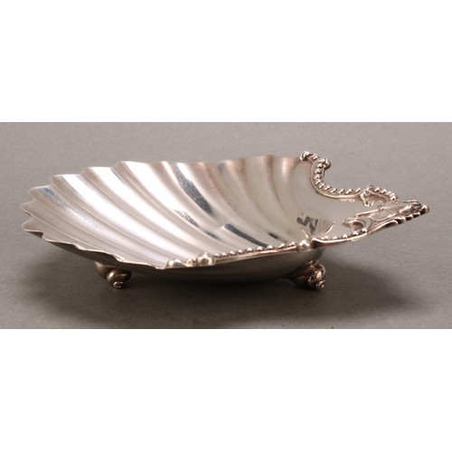 1496 - A George III silver butter shell, 10.5cm wide, London 1790, later case