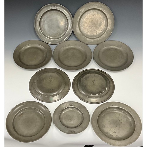 1665 - A set of five 18th century pewter dinner plates, London, crowned X marks to bases, 23.5cm diameter; ... 