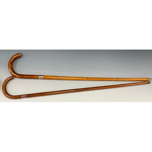 1751 - A George V walking stick, the silver collar stamped Brigg, curved handle, malacca cane, 93cm long; a... 