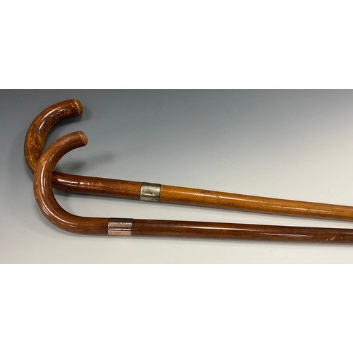 1751 - A George V walking stick, the silver collar stamped Brigg, curved handle, malacca cane, 93cm long; a... 