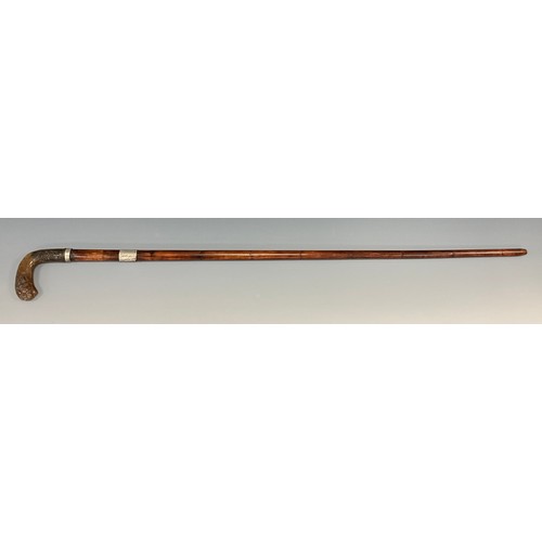 1750 - A George V walking stick, the horn handle carved with a lion head and terminating with a floral arra... 