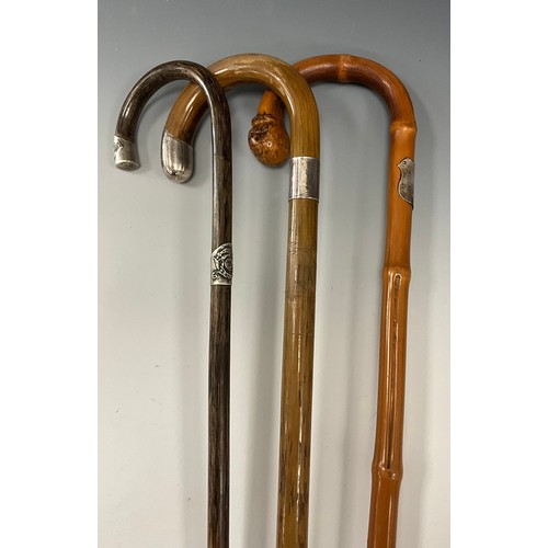 1749 - A George V walking stick, silver mounted handle terminus, silver collar, malacca cane, 85cm long ove... 