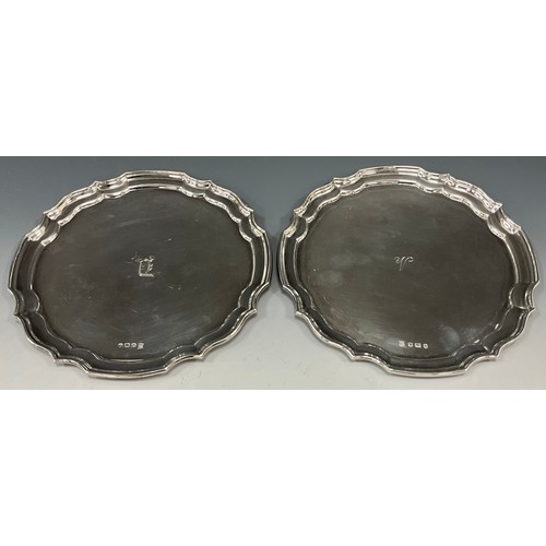 380 - A pair of Elizabeth II silver salvers, piecrust rims, 20.5cm diameter, Travis, Wilson & Co Ltd, Shef... 