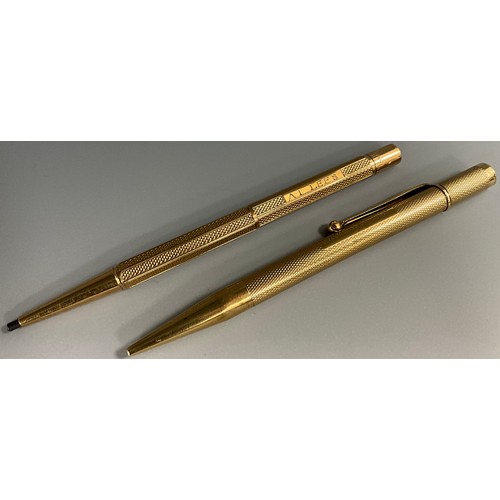 1656 - A 1950s 9ct gold propelling pencil, textured grip, plain screw off tip, 10.7cm long, C & C, Birmingh... 