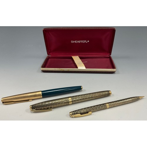 1658 - A Sheaffer fountain pen and pencil set, the pen with 14ct gold nib, scaled textured case, converter ... 