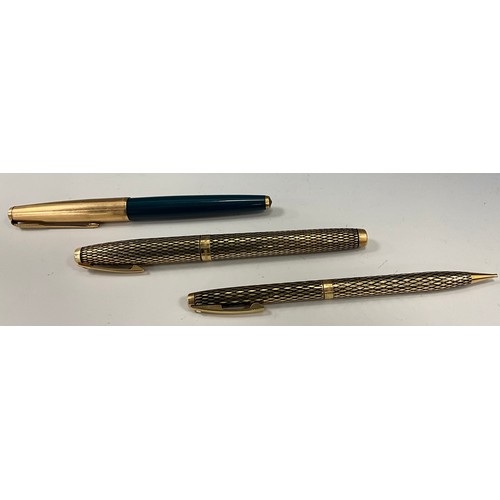 1658 - A Sheaffer fountain pen and pencil set, the pen with 14ct gold nib, scaled textured case, converter ... 