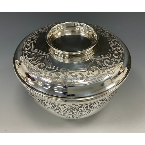 435 - A Victorian George II style silver bowl and cover, hemispherical form, on spreading circular foot, p... 