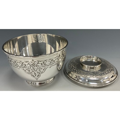 435 - A Victorian George II style silver bowl and cover, hemispherical form, on spreading circular foot, p... 