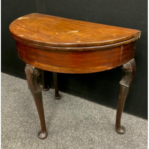 1539 - A George II mahogany games table, circular top enclosing a baize lined playing surface and counter w... 