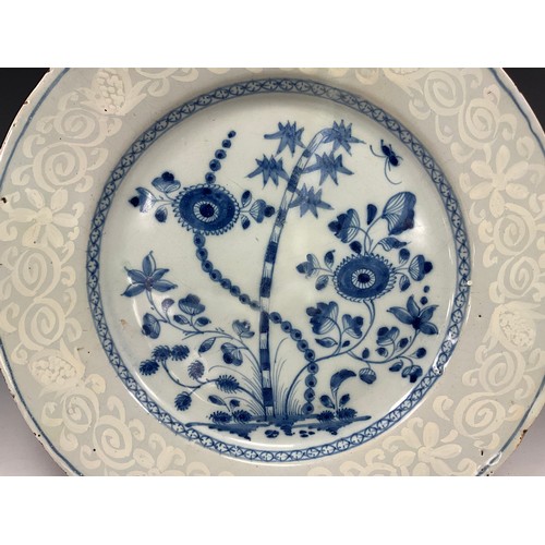 1346 - A 18th century Delft style plate, soft grey glazed ground, decorated in the Chinese garden pattern, ... 