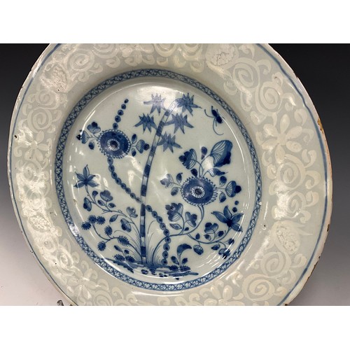 1346 - A 18th century Delft style plate, soft grey glazed ground, decorated in the Chinese garden pattern, ... 