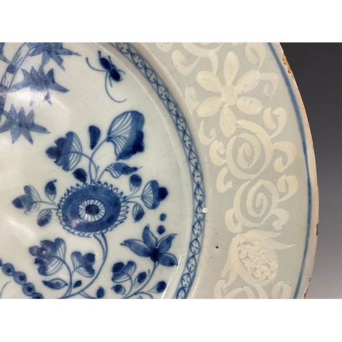 1346 - A 18th century Delft style plate, soft grey glazed ground, decorated in the Chinese garden pattern, ... 