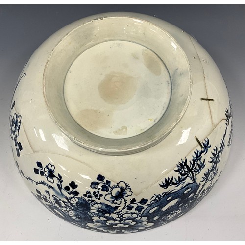 1167 - 19th century pearlware bowls including a late 18th century blue and white bowl, with printed ship vi... 