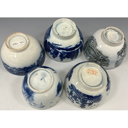 1253 - Late 18th century, early 19th century blue and white tea bowls including a pearlware tea bowl painte... 