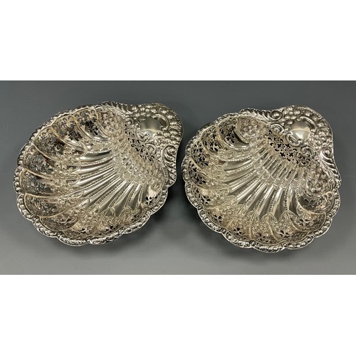 376 - A pair of Edward VII silver scallop shell shape dishes, pierced and embossed decoration, Atkin Broth... 