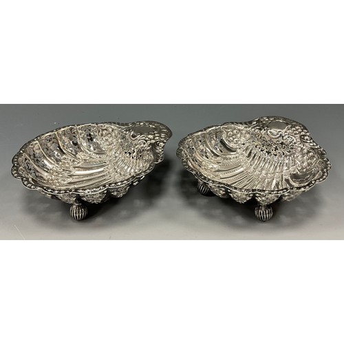 376 - A pair of Edward VII silver scallop shell shape dishes, pierced and embossed decoration, Atkin Broth... 