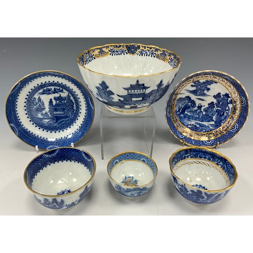 1161 - 18th century/19th century blue and white pearlware including a shallow shallow dish, transferred pri... 