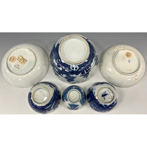 1161 - 18th century/19th century blue and white pearlware including a shallow shallow dish, transferred pri... 