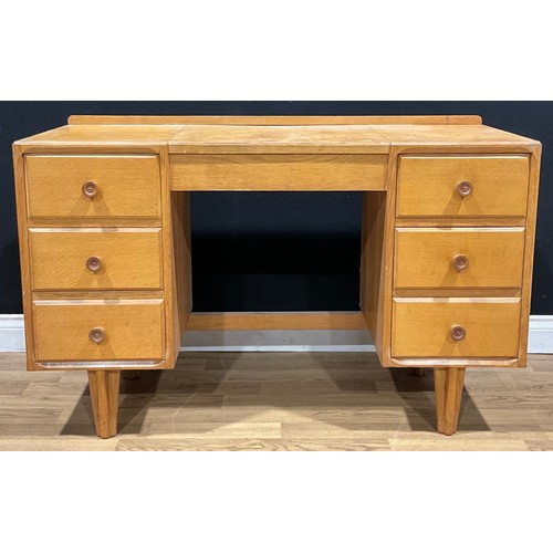 102 - Mid-century Design - an oak dressing table, in the manner of Heal's (Heal & Son), hinged central pla... 