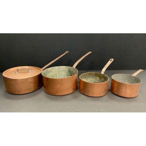 2150 - A graduated set of four 19th century copper and cast iron pans, with associated pan hanging rack.