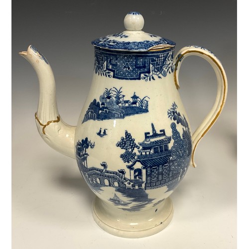 1187A - An 18th century pearlware coffee pot, transfer printed with a Chinoiserie landscape willow variant d... 