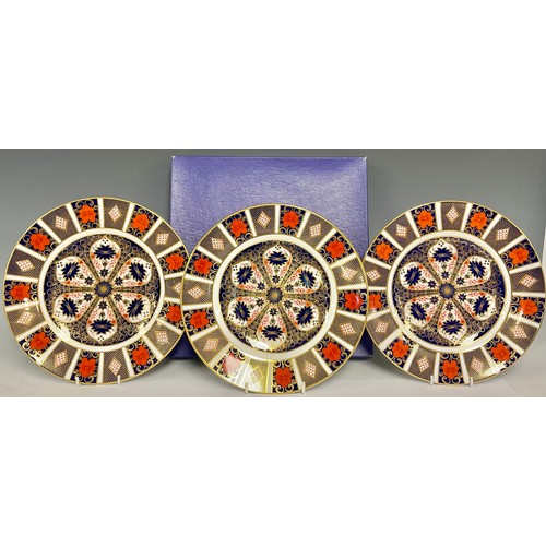 2 - A set of three Royal Crown Derby 1128 Imari pattern dinner plates, 27cm diameter, first quality, one... 