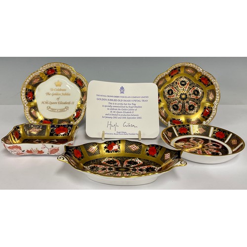 67 - A Royal Crown Derby 1128 Imari pattern five petal trinket dish, solid gold band, first quality; othe... 