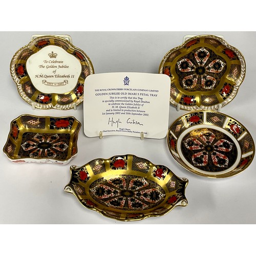 67 - A Royal Crown Derby 1128 Imari pattern five petal trinket dish, solid gold band, first quality; othe... 