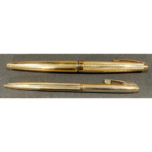 86 - A Targa by Sheaffer desk set, comprising fountain pen, the nib marked 14K, and a propelling pencil, ... 