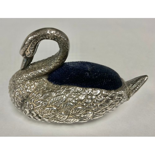 100 - An Edwardian silver novelty pin cushion, as a swan, 6.5cm long, London c.1905