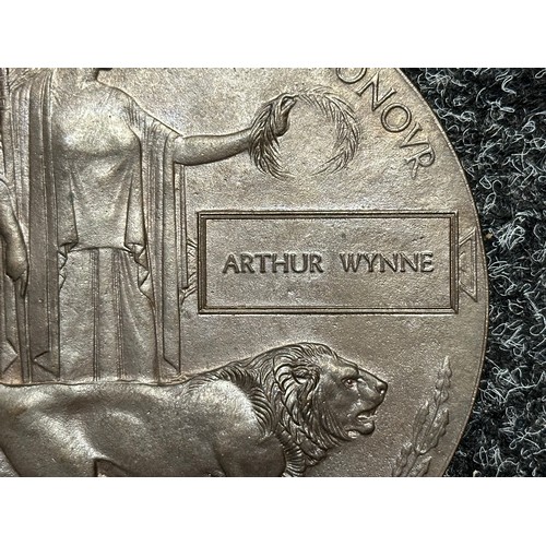 3015 - WW1 British Death plaque to Arthur Wynne complete in original box of issue.