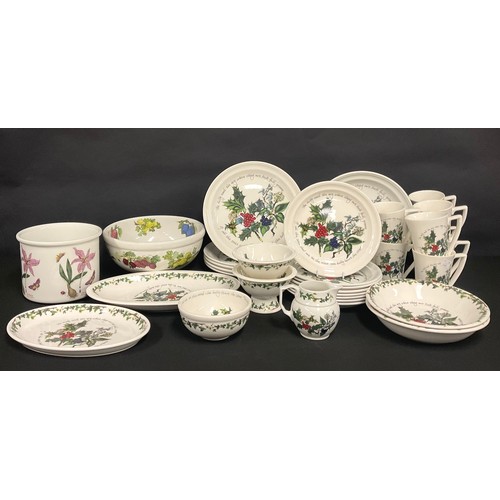 132 - A Portmeirion Holly & The Ivy pattern part dinner service, comprising dinner plates, dessert plates,... 