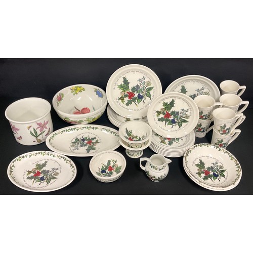 132 - A Portmeirion Holly & The Ivy pattern part dinner service, comprising dinner plates, dessert plates,... 