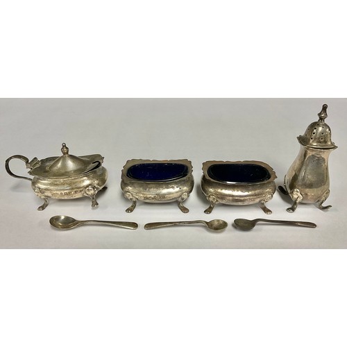 155 - A George V silver cruet set, comprising pepperette, salt, pair of mustards with spoons, Birmingham 1... 