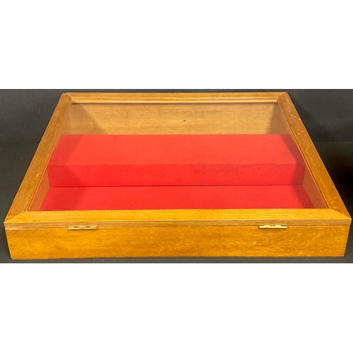 191 - An oak rectangular table top display case or bijouterie, hinged glazed sloping cover, 15cm high, 63c... 