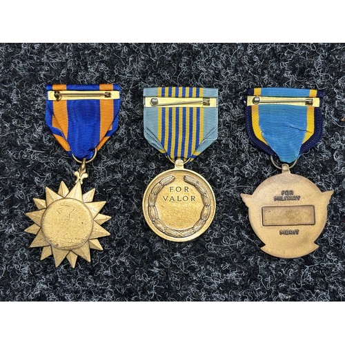 3057 - US Air Medal: US Airman's Medal: US Air Force Aerial Achievement Medal. All complete with ribbons an... 